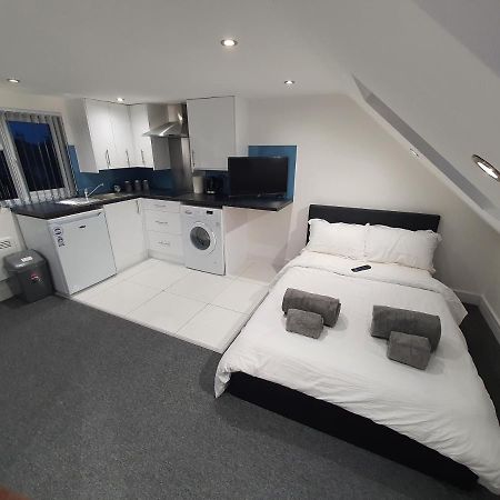 ホテル New Self Contained Flat,In Hayes, Free Parking Northolt  エクステリア 写真