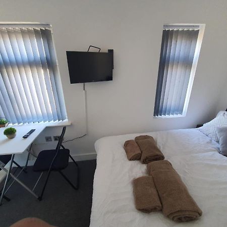 ホテル New Self Contained Flat,In Hayes, Free Parking Northolt  エクステリア 写真