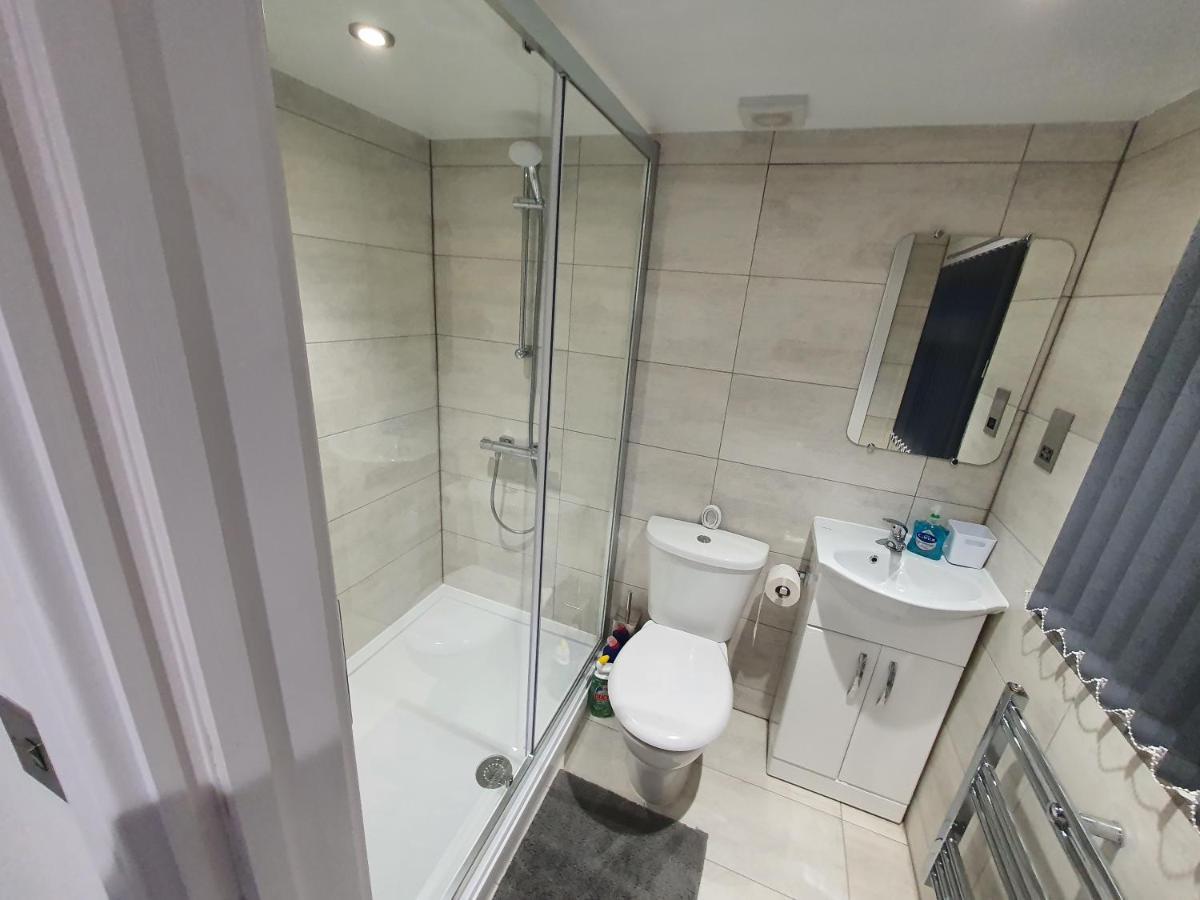 ホテル New Self Contained Flat,In Hayes, Free Parking Northolt  エクステリア 写真