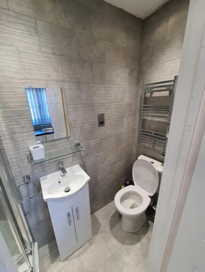 ホテル New Self Contained Flat,In Hayes, Free Parking Northolt  エクステリア 写真