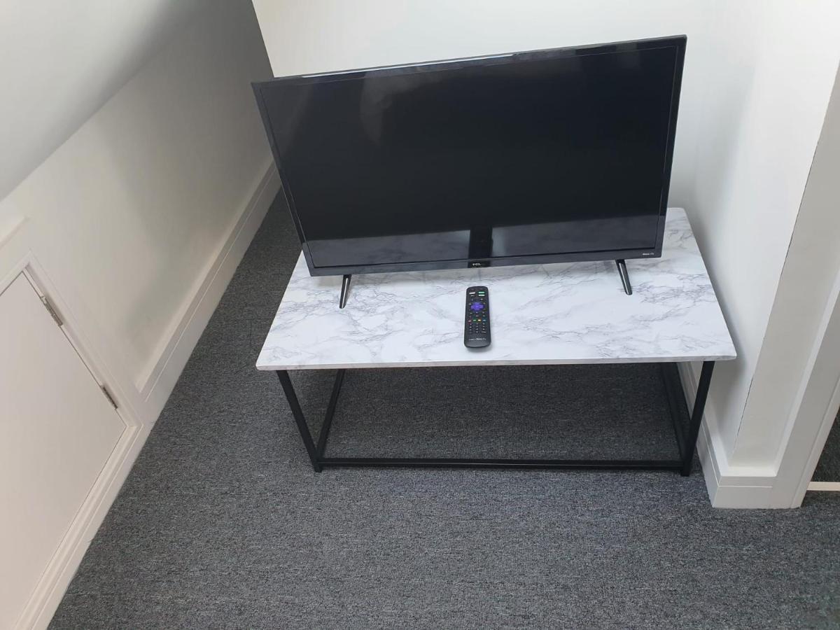 ホテル New Self Contained Flat,In Hayes, Free Parking Northolt  エクステリア 写真