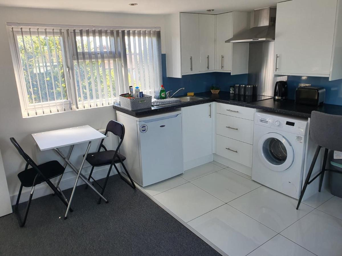 ホテル New Self Contained Flat,In Hayes, Free Parking Northolt  エクステリア 写真