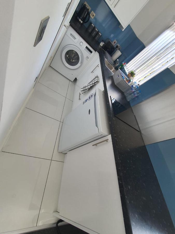 ホテル New Self Contained Flat,In Hayes, Free Parking Northolt  エクステリア 写真