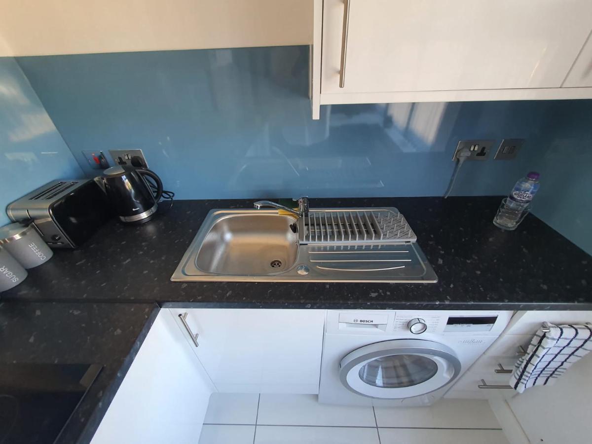 ホテル New Self Contained Flat,In Hayes, Free Parking Northolt  エクステリア 写真