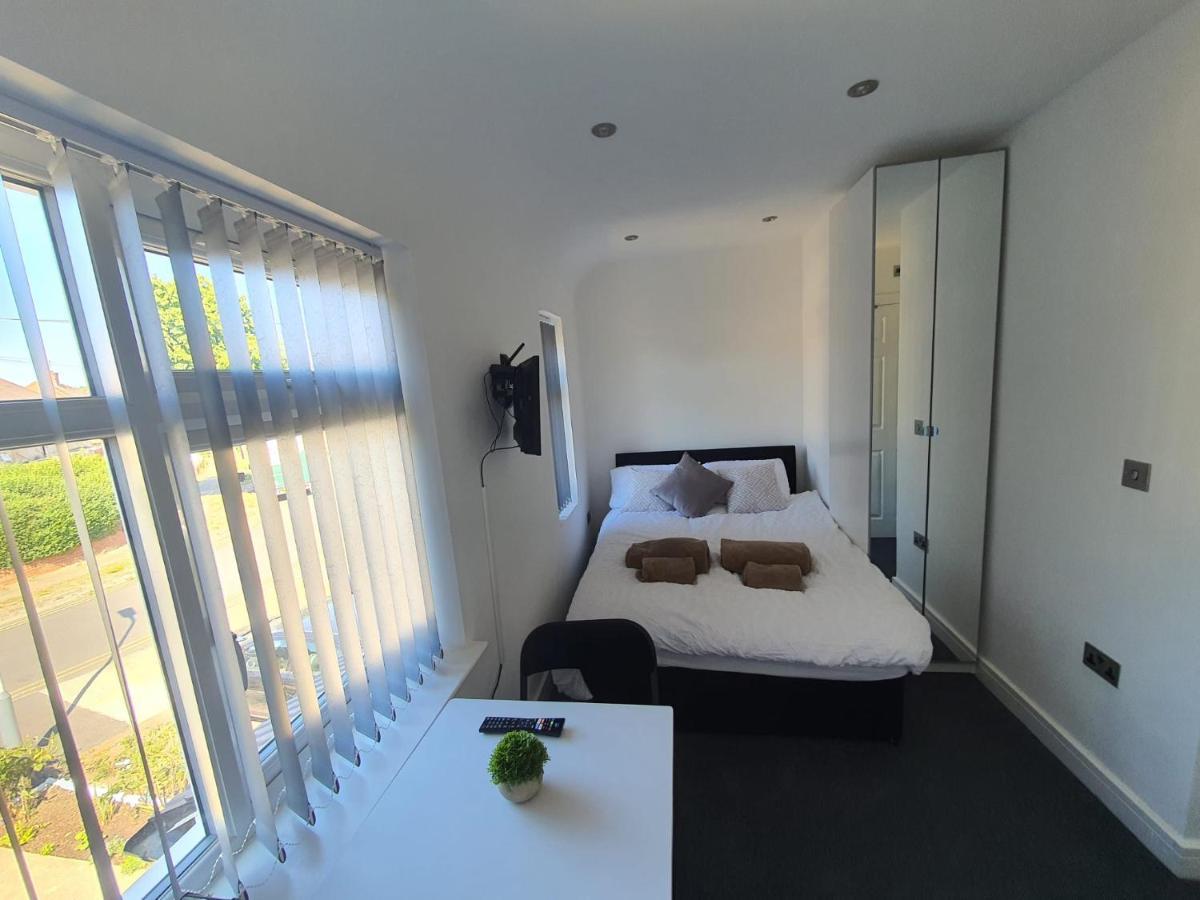 ホテル New Self Contained Flat,In Hayes, Free Parking Northolt  エクステリア 写真