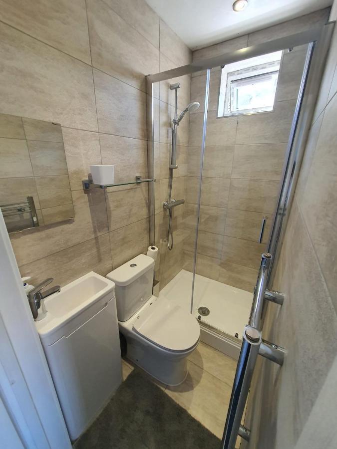 ホテル New Self Contained Flat,In Hayes, Free Parking Northolt  エクステリア 写真