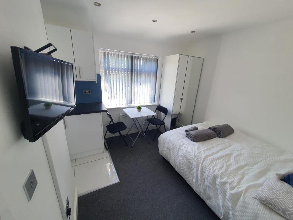 ホテル New Self Contained Flat,In Hayes, Free Parking Northolt  エクステリア 写真