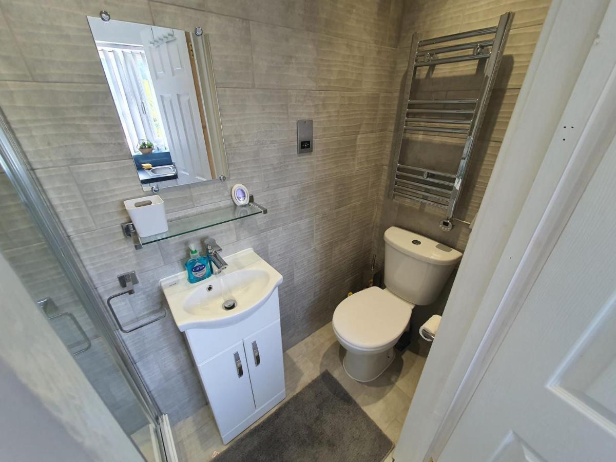ホテル New Self Contained Flat,In Hayes, Free Parking Northolt  エクステリア 写真