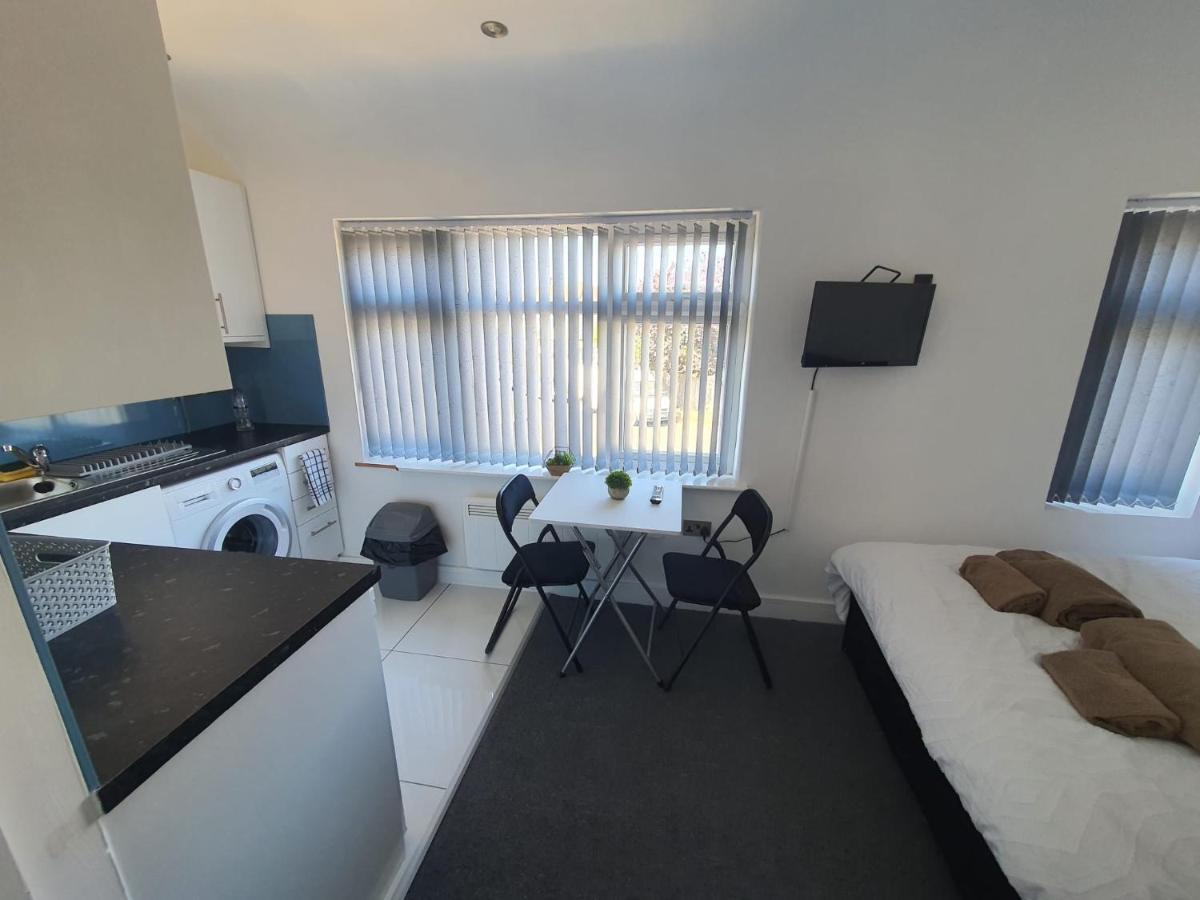 ホテル New Self Contained Flat,In Hayes, Free Parking Northolt  エクステリア 写真